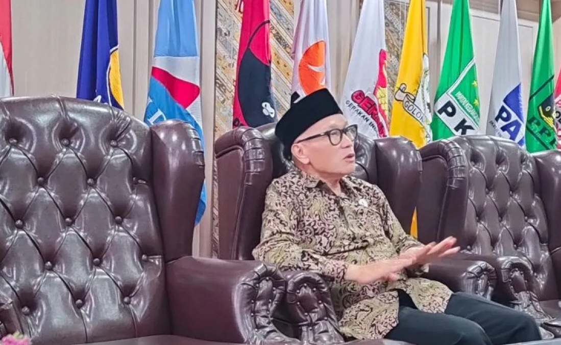 Ketua DPRD Jawa Barat Buky Wibawa Karya Guna memberikan keterangan di kantornya di Gedung DPRD Jabar Bandung, Rabu (15/1/2025). (Ricky Prayoga)