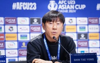 Pelatih timnas Indonesia U-23 Shin Tae-yonhlg menghadiri konferensi pers sebelum pertandingan perdana Piala Asia U-23 di Qatar, Minggu (14/4/2024). (PSSI.)