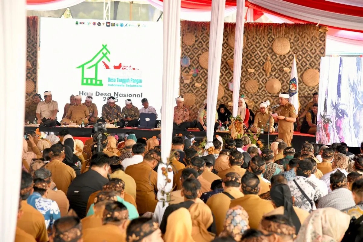 Penjabat (Pj) Gubernur Jawa Barat Bey Machmudin mengisi kegiatan dalam Peringatan Hari Desa Nasional Tahun 2025 di Desa Cibereum Kulon, Kecamatan Cimalaka, Kabupaten Sumedang, Rabu (15/1/2025). (Pemprov Jabar)