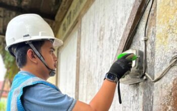 Petugas PLN Putussibau Kapuas Hulu, Kalimantan Barat sedang melakukan pergantian meteran yang sudah berusia 15 tahun ke atas dengan meteran baru. (PLN Putussibau)