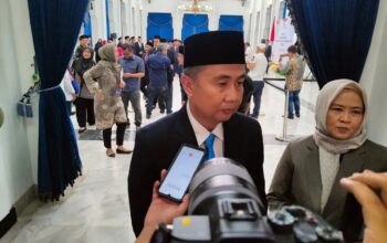 Pj Gubernur Jabar Bey Machmudin saat memberikan keterangan di Gedung Sate Bandung, Jumat (17/1/2025). (Ricky Prayoga)