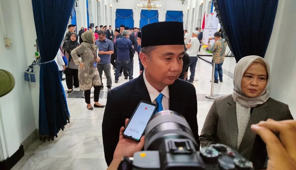 Pj Gubernur Jabar Bey Machmudin saat memberikan keterangan di Gedung Sate Bandung, Jumat (17/1/2025). (Ricky Prayoga)