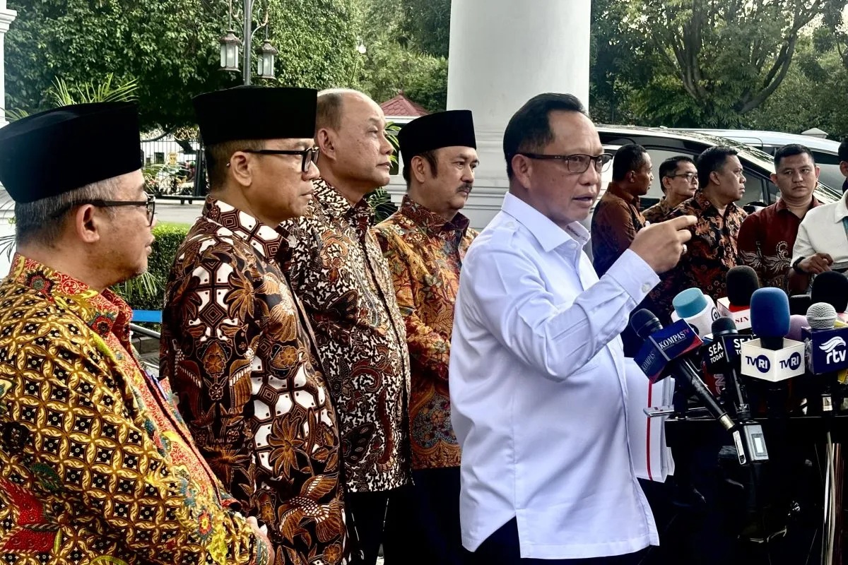 Menteri Dalam Negeri (Mendagri) Tito Karnavian menjawab pertanyaan wartawan mengenai beberapa isu saat jumpa pers di Kompleks Istana Kepresidenan, Jakarta, Jumat (17/1/2025).