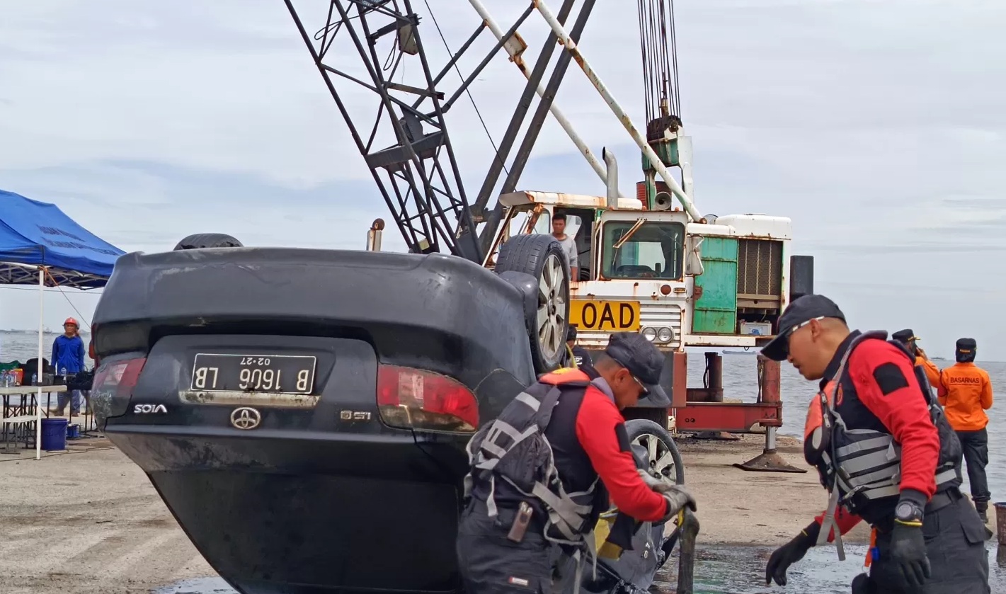 Basarnas mengangkat mobil Brigjen TNI (Purn) Hendra Hendrawan Ostevan dari dasar Laut Marunda pada Sabtu (18/1). (Kantor SAR Jakarta)