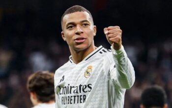 Penyerang Real Madrid Kylian Mbappe mengepalkan tangan saat selebrasi setelah mencetak gol ke gawang Las Palmas dalam pertandingan pekan ke-20 Liga Spanyol di Stadion Santiago Bernabeu, Senin dini hari WIB (20/1/2024). Real Madrid menang telak 4-1.