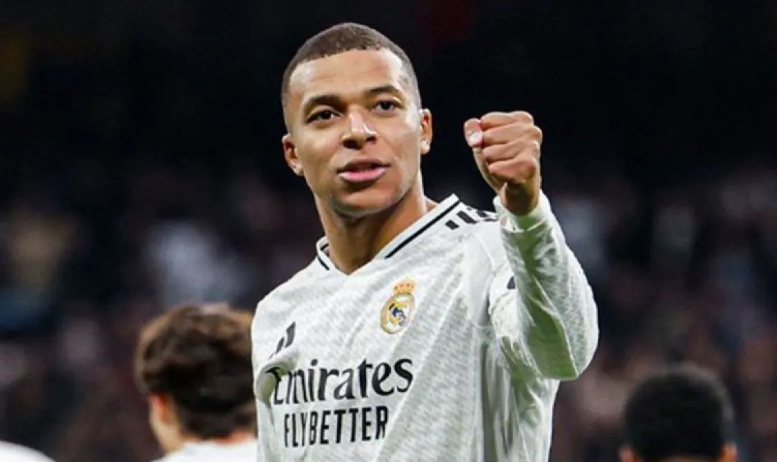 Penyerang Real Madrid Kylian Mbappe mengepalkan tangan saat selebrasi setelah mencetak gol ke gawang Las Palmas dalam pertandingan pekan ke-20 Liga Spanyol di Stadion Santiago Bernabeu, Senin dini hari WIB (20/1/2024). Real Madrid menang telak 4-1.