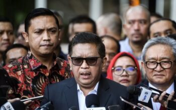 Tersangka kasus dugaan suap pergantian antarwaktu (PAW) dan Perintangan penyidikan Hasto Kristiyanto (tengah) didampingi Ketua DPP PDI Perjuangan (PDIP) Bidang Reformasi Hukum Ronny Salampessy (kiri) dan Kuasa Hukum Maqdir Ismail (kanan) menjawab pertanyaan wartawan saat akan menjalani pemeriksaan oleh KPK di Gedung KPK Merah Putih, Jakarta, Senin (13/1/2025).
