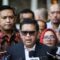 Tersangka kasus dugaan suap pergantian antarwaktu (PAW) dan Perintangan penyidikan Hasto Kristiyanto (tengah) didampingi Ketua DPP PDI Perjuangan (PDIP) Bidang Reformasi Hukum Ronny Salampessy (kiri) dan Kuasa Hukum Maqdir Ismail (kanan) menjawab pertanyaan wartawan saat akan menjalani pemeriksaan oleh KPK di Gedung KPK Merah Putih, Jakarta, Senin (13/1/2025).