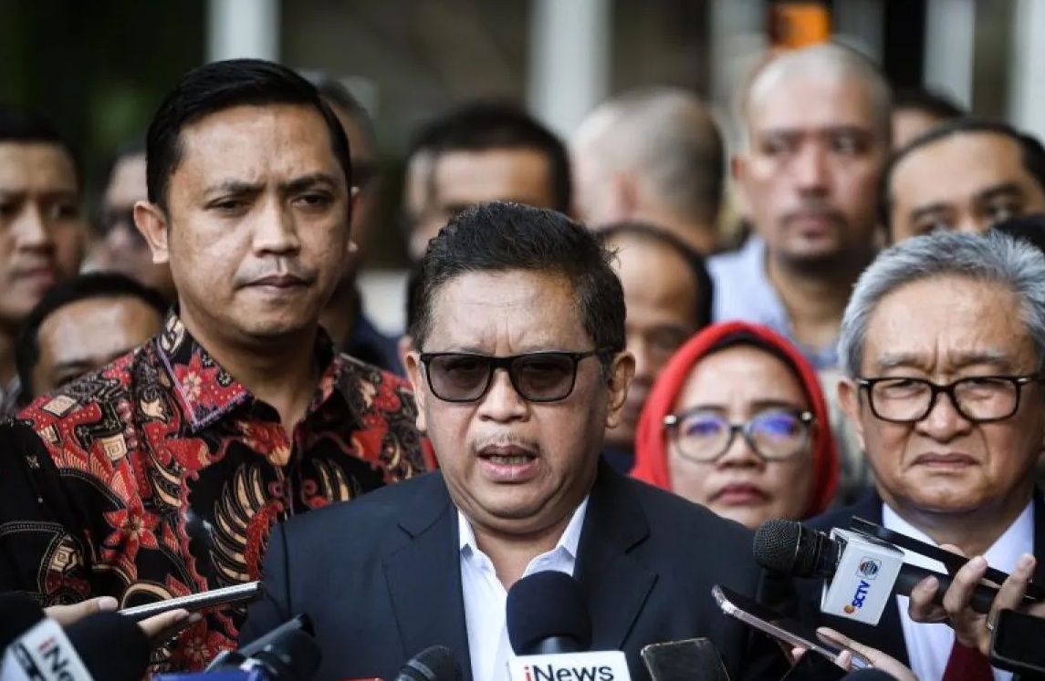 Tersangka kasus dugaan suap pergantian antarwaktu (PAW) dan Perintangan penyidikan Hasto Kristiyanto (tengah) didampingi Ketua DPP PDI Perjuangan (PDIP) Bidang Reformasi Hukum Ronny Salampessy (kiri) dan Kuasa Hukum Maqdir Ismail (kanan) menjawab pertanyaan wartawan saat akan menjalani pemeriksaan oleh KPK di Gedung KPK Merah Putih, Jakarta, Senin (13/1/2025).