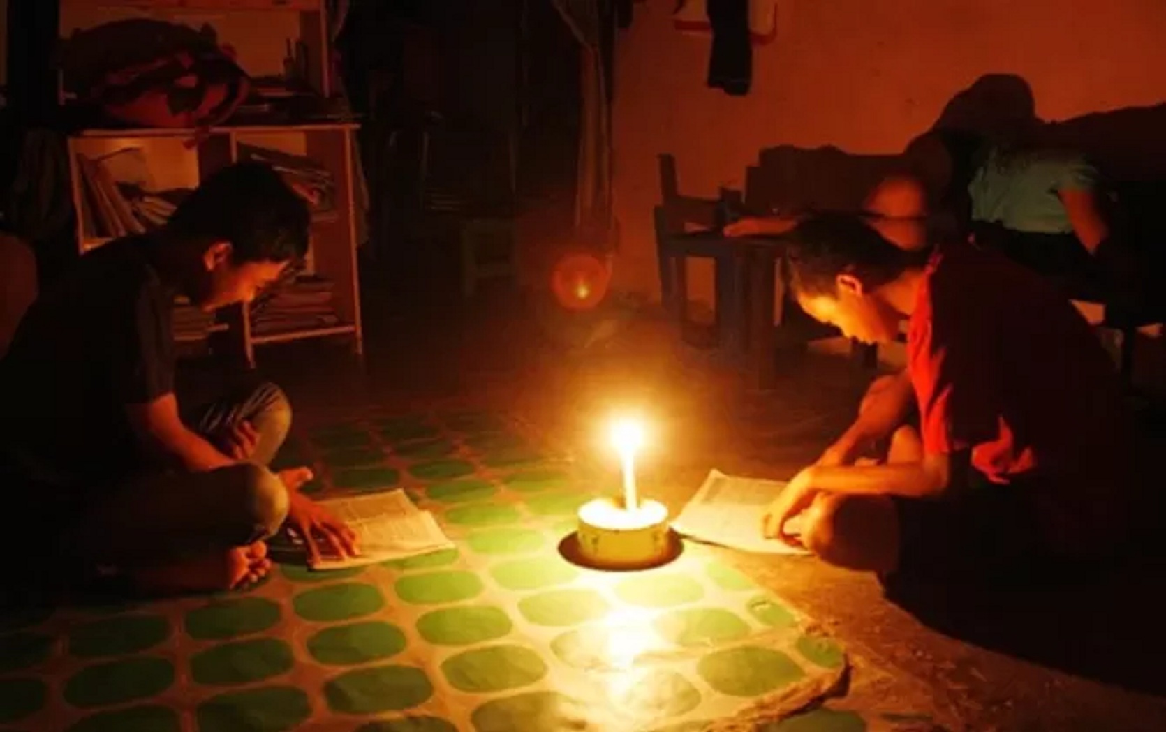 ilustrasi pelajar yang harus terpaksa belajar di rumah tanpa lampu, karena listrik belum masuk di daerah itu.