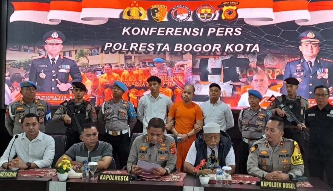 Tersangka AAM dihadirkan dalam konferensi pers di Mako Polresta Bogor Kota, Jawa Barat, Senin (20/1/2025). (Polresta Bogor)
