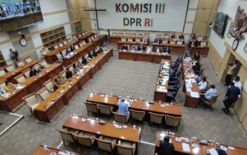 Komisi III DPR RI menggelar rapat dengar pendapat terkait dugaan kasus salah tangkap di Kompleks Parlemen, Jakarta, Selasa (21/1/2025). (Bagus Ahmad Rizaldi)