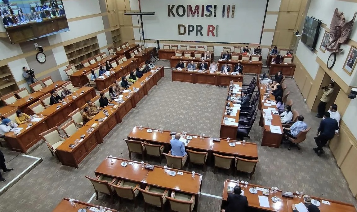 Komisi III DPR RI menggelar rapat dengar pendapat terkait dugaan kasus salah tangkap di Kompleks Parlemen, Jakarta, Selasa (21/1/2025). (Bagus Ahmad Rizaldi)