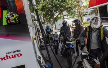 Pengendara sepeda motor mengisi bahan bakar minyak (BBM) di salah satu SPBU di Kota Serang, Banten, Jumat (1/11/2024). (Angga Budhiyanto)