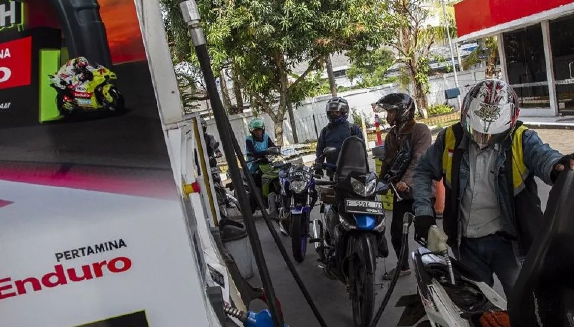 Pengendara sepeda motor mengisi bahan bakar minyak (BBM) di salah satu SPBU di Kota Serang, Banten, Jumat (1/11/2024). (Angga Budhiyanto)