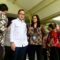 Wakil Menteri Dalam Negeri Bima Arya Sugiarto (dua kiri) melayani permintaan wawancara cegat wartawan selepas sidang kabinet di Kompleks Istana Kepresidenan, Jakarta, Rabu (22/1/2025). 