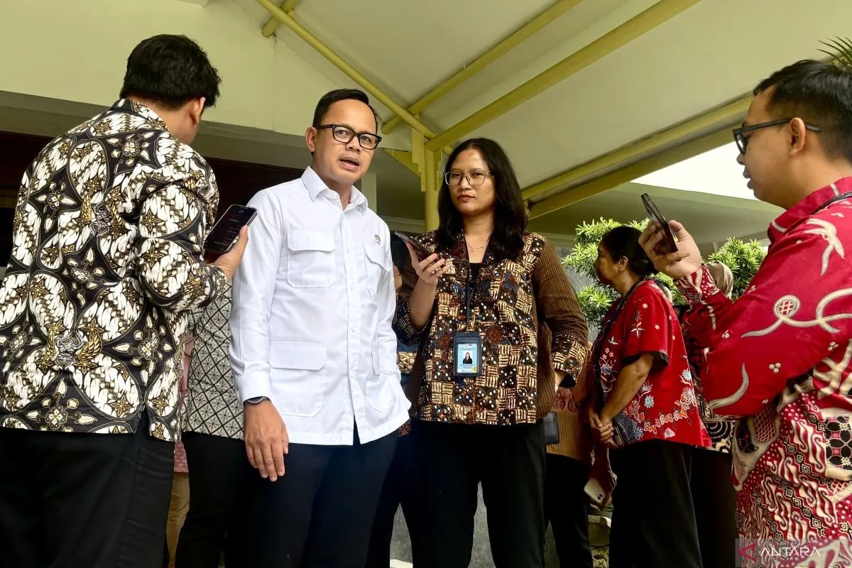 Wakil Menteri Dalam Negeri Bima Arya Sugiarto (dua kiri) melayani permintaan wawancara cegat wartawan selepas sidang kabinet di Kompleks Istana Kepresidenan, Jakarta, Rabu (22/1/2025). 