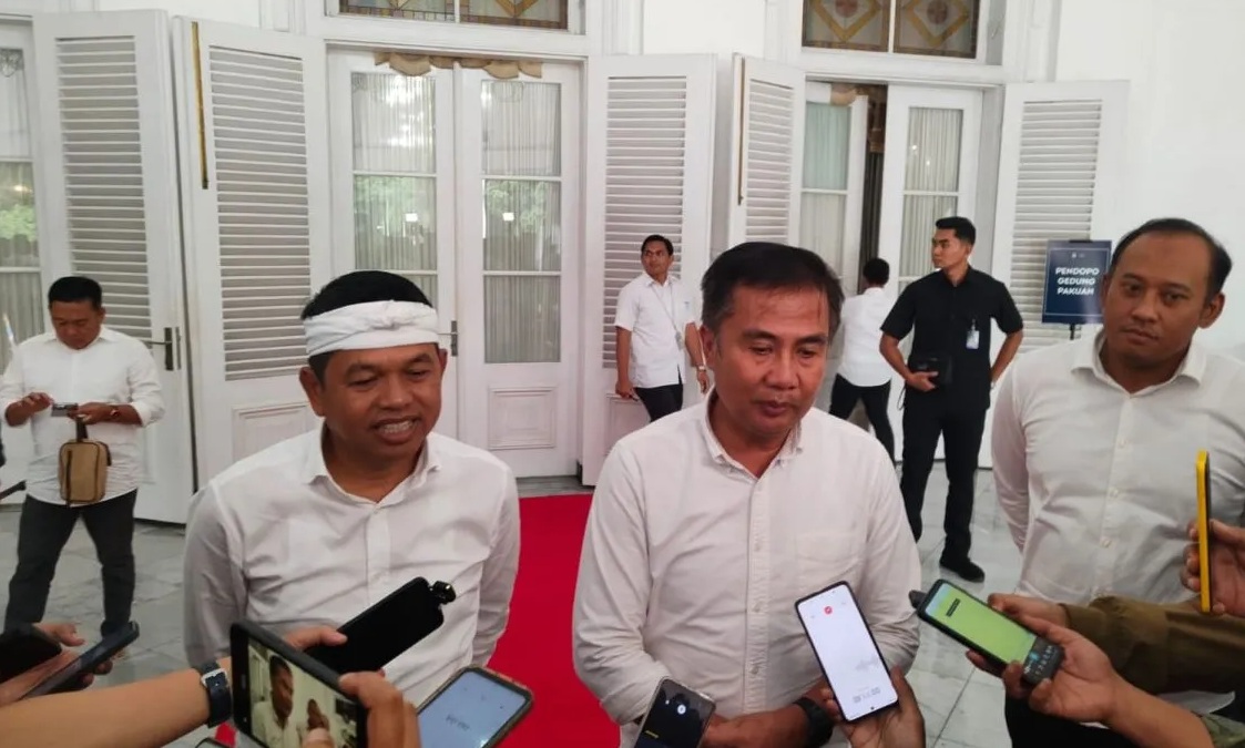 Pj Gubernur Jabar Bey Machmudin bersama Gubernur Jabar terpilih Dedi Mulyadi memberikan keterangan di Gedung Pakuan Bandung, Selasa (22/1/2025).