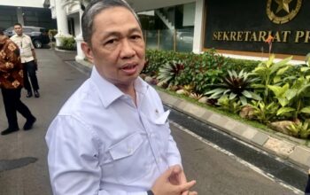 Wakil Menteri Luar Negeri (Wamenlu) Anis Matta melayani permintaan wawancara wartawan selepas sidang kabinet di Kompleks Istana Kepresidenan di Jakarta, Rabu (22/1/2025). 