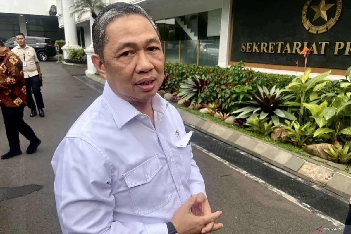 Wakil Menteri Luar Negeri (Wamenlu) Anis Matta melayani permintaan wawancara wartawan selepas sidang kabinet di Kompleks Istana Kepresidenan di Jakarta, Rabu (22/1/2025). 
