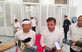 Pj Gubernur Jabar Bey Machmudin bersama Gubernur Jabar terpilih Dedi Mulyadi memberikan keterangan di Gedung Pakuan Bandung, Rabu (22/1/2025).