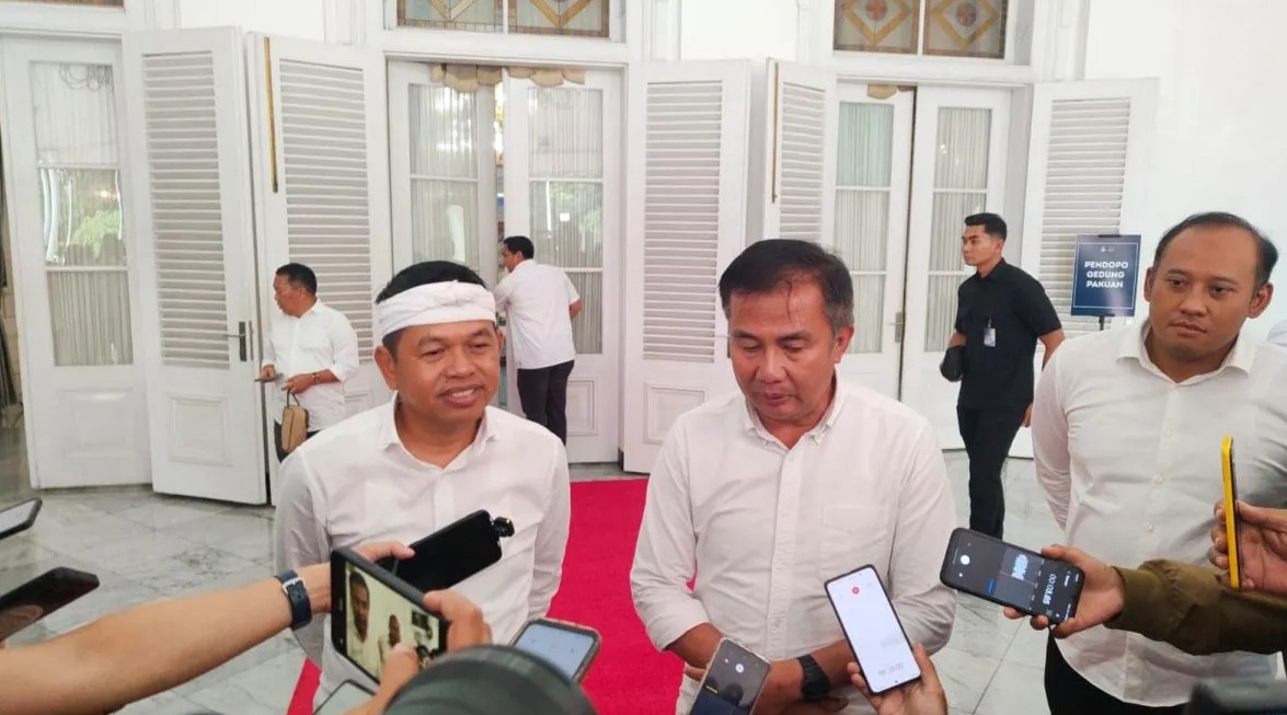 Pj Gubernur Jabar Bey Machmudin bersama Gubernur Jabar terpilih Dedi Mulyadi memberikan keterangan di Gedung Pakuan Bandung, Rabu (22/1/2025).