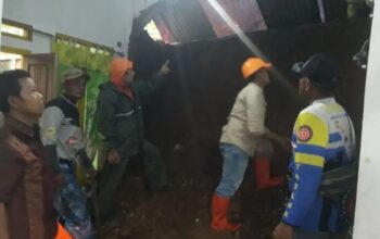 P2BK Kabandungan bersama relawan saat meninjau rumah warga yang terdampak longsor di Kampung Jabon, RT 04/22, Desa Cianaga, Kecamatan Kabandungan, Kabupaten Sukabumi, Jabar pada Kamis, (23/1/2025).