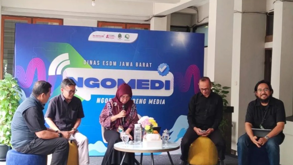 Kepala Dinas ESDM Jabar Ai Saadiyah bersama jajaran memberikan keterangan di Bandung, Kamis (23/1/2025). (Ricky Prayoga)
