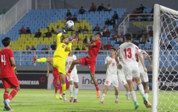 Pemain Timnas Indonesia U-20 M Ragil (tengah) berebut bola dengan penjaga gawang Yordania Abdullah Khaled (kedua kiri) saat pertandingan Mandiri U-20 Challenge Series di Stadion Gelora Delta Sidoarjo, Jumat (24/1/2025). 