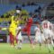 Pemain Timnas Indonesia U-20 M Ragil (tengah) berebut bola dengan penjaga gawang Yordania Abdullah Khaled (kedua kiri) saat pertandingan Mandiri U-20 Challenge Series di Stadion Gelora Delta Sidoarjo, Jumat (24/1/2025). 