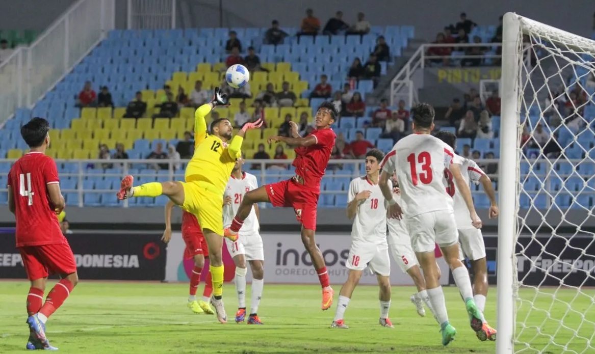 Pemain Timnas Indonesia U-20 M Ragil (tengah) berebut bola dengan penjaga gawang Yordania Abdullah Khaled (kedua kiri) saat pertandingan Mandiri U-20 Challenge Series di Stadion Gelora Delta Sidoarjo, Jumat (24/1/2025). 