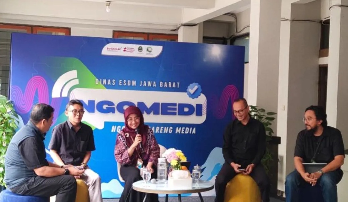 Kepala Dinas ESDM Jabar Ai Saadiyah Dwidaningsih bersama jajaran memberikan keterangan di Bandung. 