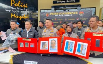 Kapolres Cimahi AKBP Tri Suhartanto (tengah) saat ungkap kasus penyiraman air keras kepada istrinya di Cimahi, Jawa Barat. (Polres Cimahi)