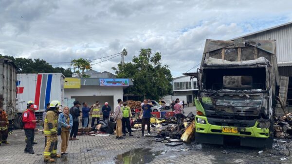 ILUSTRASI: Truk yang mengangkut paket JNE ludes terbakar di gudang yang terletak di Jalan Soekarno-Hatta, Kecamatan Panyileukan, Kota Bandung pada Selasa (31/12/2024).(ist)
