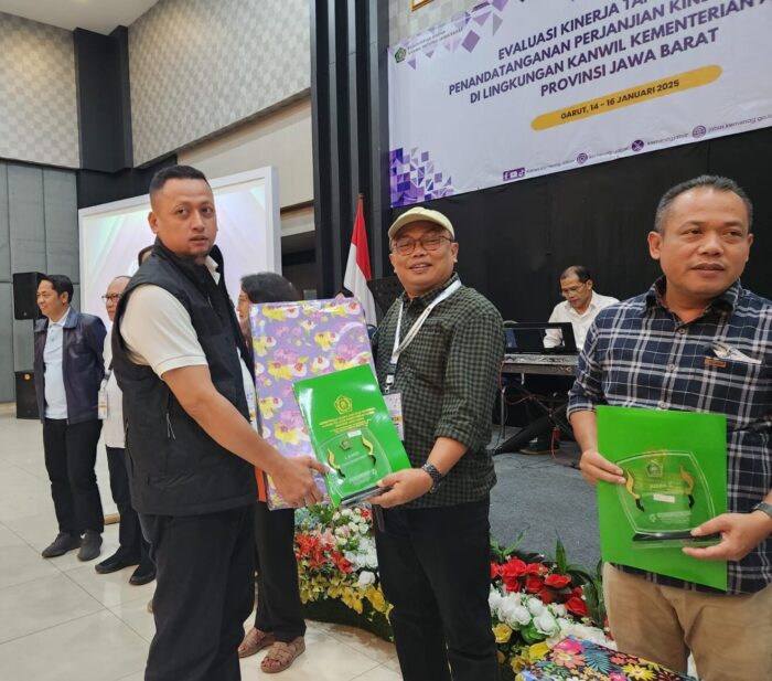 BANGGA : Kepala Kemenag Kota Sukabumi Samsul Puad saat menerima penghargaan sekaligus piala kejuaraan di acara HAB ke-79 Tingkat Kanwil Jabar pada 20-21 Desember 2024 di di Asrama Haji Indramayu, Jawa Barat.