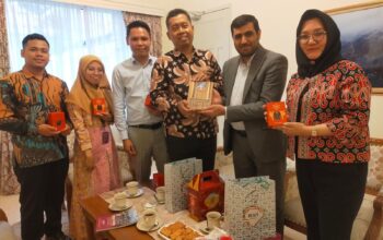 KUNJUNGAN: Wakil Rektor III Bidang Kemahasiswaan, Alumni, dan Kerja Sama NPU, Muhamad Muslih bersama tim memberikan cinderamata kepada Cultural Counsellor Kedutaan Besar Iran Mohammad Reza Ebrahimi saat melakukan kunjungan ke Kedutaan Besar Iran pada Senin, (13/1/2025).