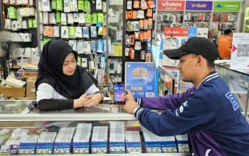 TRIPLE KUOTA: Petugas Toko Pulsa mendapatkan penjelasan mengenai program promo awal tahun 2025. Promo ini menawarkan bonus kuota hingga 3 kali lipat sepanjang tahun bagi pengguna baru XL. Lalu, untuk pengguna baru AXIS, ada kartu perdana dengan beragam keuntungan seperti TikTok unlimited, unlimited gim selama satu tahun, dan bonus kuota hingga 60GB.