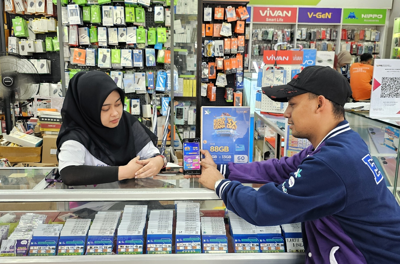 TRIPLE KUOTA: Petugas Toko Pulsa mendapatkan penjelasan mengenai program promo awal tahun 2025. Promo ini menawarkan bonus kuota hingga 3 kali lipat sepanjang tahun bagi pengguna baru XL. Lalu, untuk pengguna baru AXIS, ada kartu perdana dengan beragam keuntungan seperti TikTok unlimited, unlimited gim selama satu tahun, dan bonus kuota hingga 60GB.