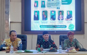 ORGANISASI: Ketua Panitia Silaturahmi dan Rakorda MD KAHMI Sukabumi, Perli Rijal (kanan) dan jajaran saat Rakorda di Aula Sekretariat Daerah Kabupaten Sukabumi.(nandi/radarsukabumi)