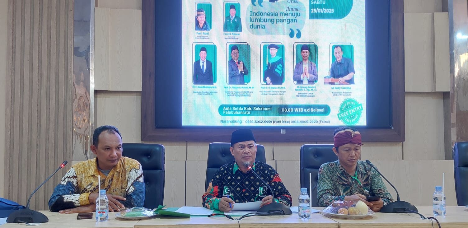 ORGANISASI: Ketua Panitia Silaturahmi dan Rakorda MD KAHMI Sukabumi, Perli Rijal (kanan) dan jajaran saat Rakorda di Aula Sekretariat Daerah Kabupaten Sukabumi.(nandi/radarsukabumi)