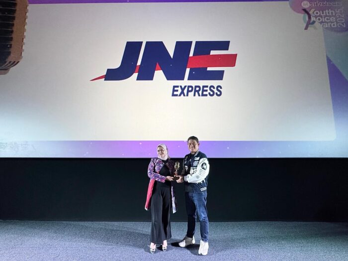 PRESTASI: Nadya Dharmawati Puteri selaku Digital Media Section Head JNE mewakili penerimaan penghargaan Marketeers Youth Choice Award 2025, yang diserahkan oleh langsung oleh Iwan Setiawan selaku CEO MarkPlus Corp & Marketeers.(ist)