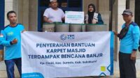 Pasca Banjir, YBM PLN Sukabumi Berikan Bantuan ke Lima Masjid Terdampak