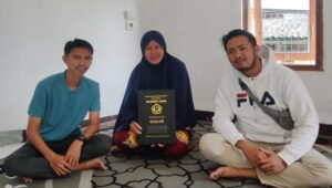 SMAN 1 Cidahu Antar Ijazah Secara Door to Door Ke Rumah Alumni 