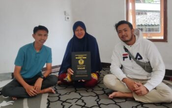 SMAN 1 Cidahu, Kabupaten Sukabumi, mengambil langkah inovatif dalam mendistribusikan ijazah kepada para alumninya dengan menggelar program penyerahan ijazah secara langsung ke rumah-rumah siswa (FOTO : dok/radarsukabumi)