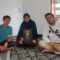 SMAN 1 Cidahu, Kabupaten Sukabumi, mengambil langkah inovatif dalam mendistribusikan ijazah kepada para alumninya dengan menggelar program penyerahan ijazah secara langsung ke rumah-rumah siswa (FOTO : dok/radarsukabumi)
