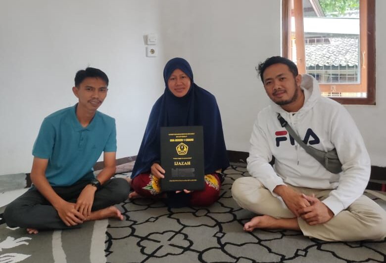 SMAN 1 Cidahu, Kabupaten Sukabumi, mengambil langkah inovatif dalam mendistribusikan ijazah kepada para alumninya dengan menggelar program penyerahan ijazah secara langsung ke rumah-rumah siswa (FOTO : dok/radarsukabumi)