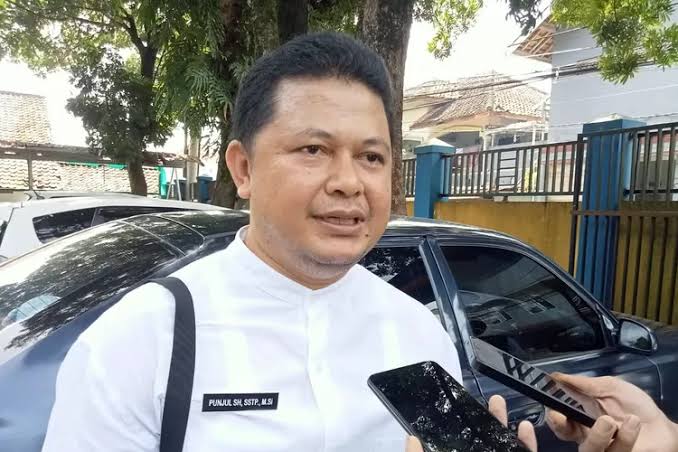 DIWAWANCARA: Kepala Dinas Pendidikan dan Kebudayaan (PDK) Kota Sukabumi, Punjul Saepul Hayat saat diwawancara sejumlah media, belum lama ini. (FT: DOK/RADARSUKABUMI)