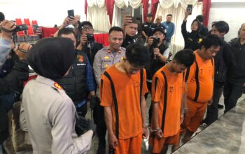 DIAMANKAN: Tiga terduga pelaku pencurian sepeda motor saat diamankan Polres Sukabumi Kota, Selasa (21/1). (FT: BAMBANG/RADARSUKABUMI)