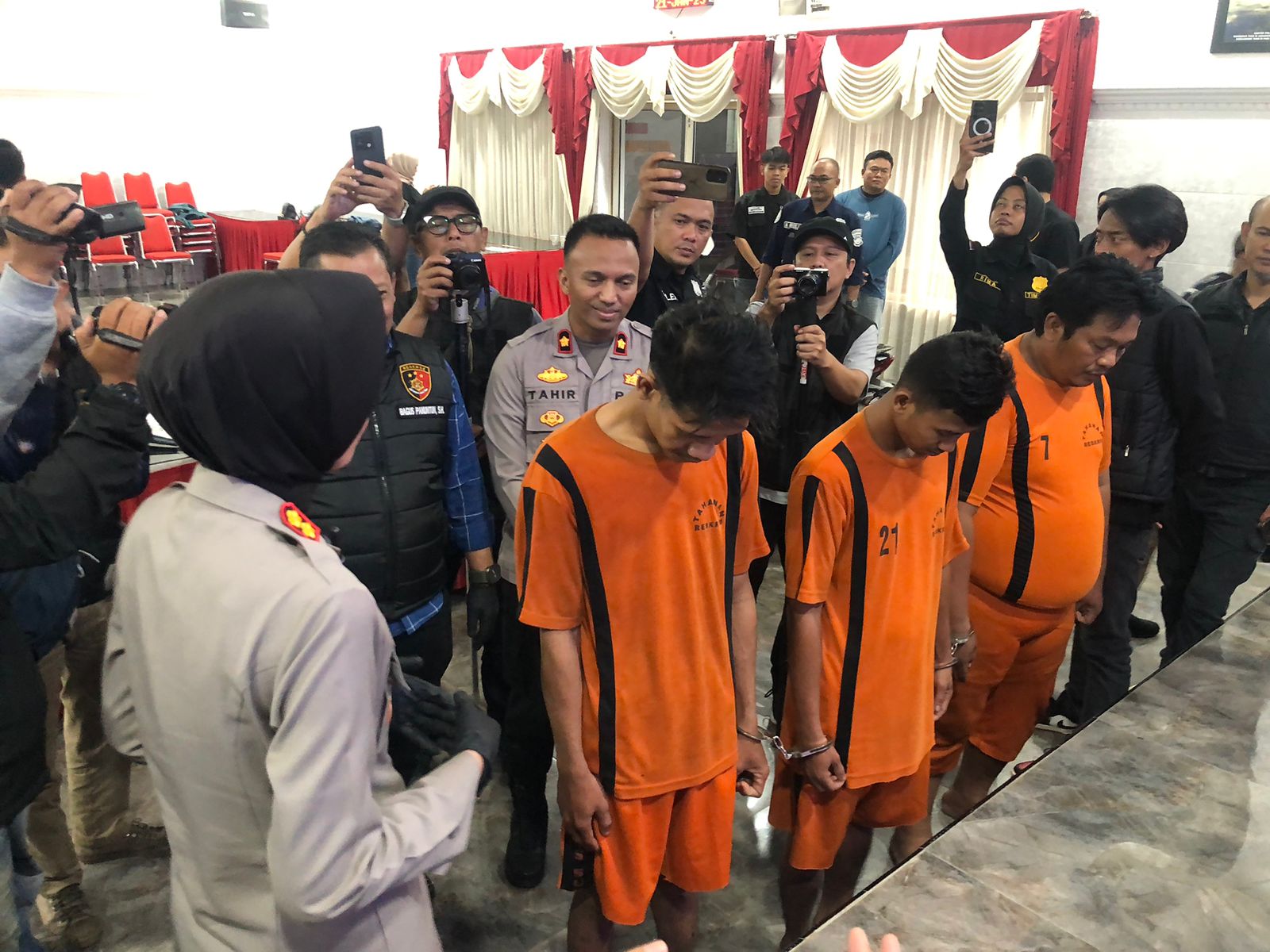 DIAMANKAN: Tiga terduga pelaku pencurian sepeda motor saat diamankan Polres Sukabumi Kota, Selasa (21/1). (FT: BAMBANG/RADARSUKABUMI)