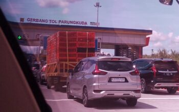 Kemacetan saat libur panjang awal pekan ini akibat banyak kendaraan wisatawan yang masuk ke wilayah  Sukabumi, membuat jalan Tol Bocimi r